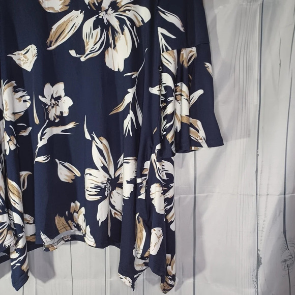 White Mark floral top NWOT - Picture 4 of 9
